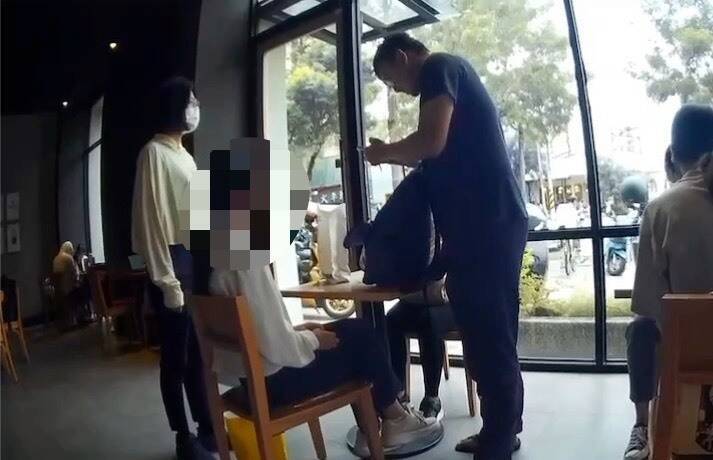 21岁妙龄女一身白衬衫、黑长裤、低马尾，沦诈骗车手被活逮。（读者提供）