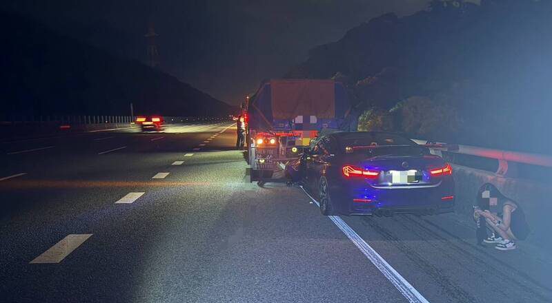 「玛莎拉蒂」男酒驾载妹撞联结车车头变形惨死 警一查车LOGO假的