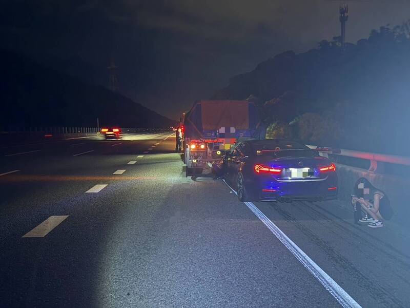 国三大甲段轿车撞联结车。(民众提供) 国三大甲段轿车撞联结车。(民众提供)