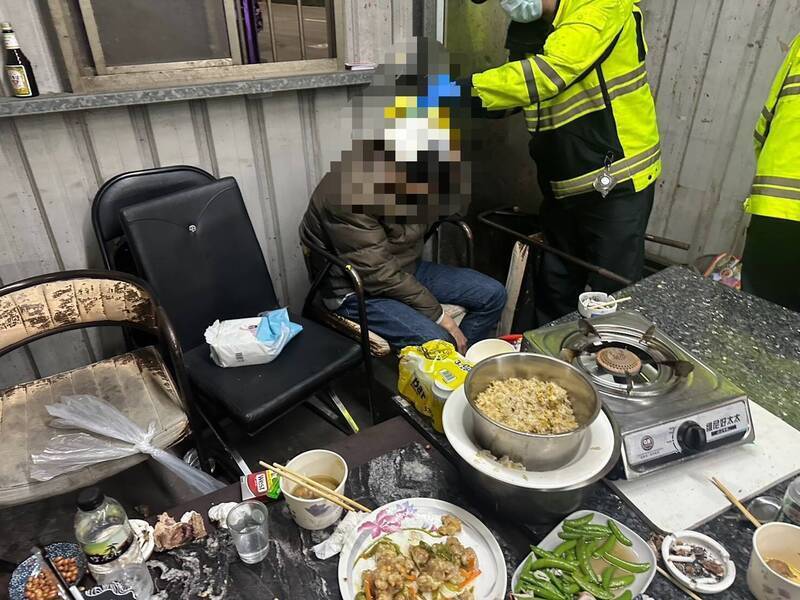 消防人员协助陈姓男子包紥。(资料照) 消防人员协助陈姓男子包紥。(资料照)