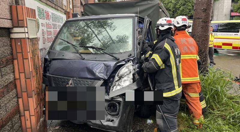 桃市消防局救護車載民眾送醫途中出車禍 變3人送醫