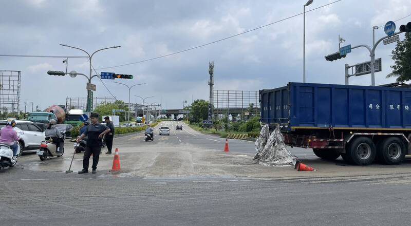 载运污泥太空包破裂臭气薰天 台南用路人哀号