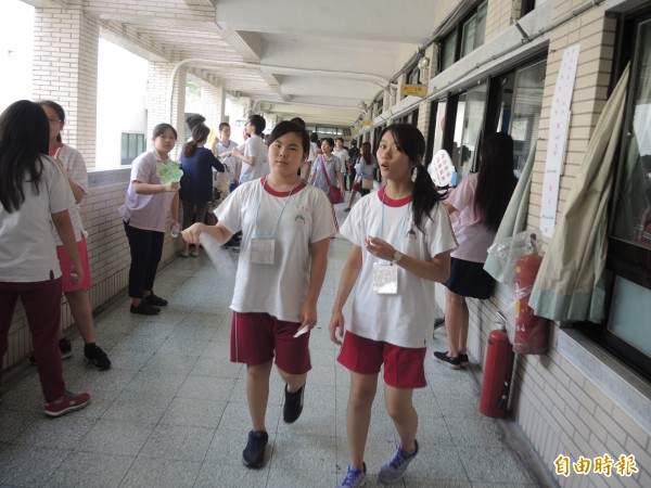 国中会考新店高中考场停电重考，考生有进步。（记者翁聿煌摄）