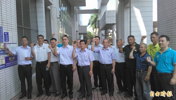 南投县鹿谷乡冻顶茶叶合作社前往南投地检署控告周刊王与林姓、李姓两位民众,涉及加重毁谤罪嫌。(记者谢介裕摄) 南投县鹿谷乡冻顶茶叶合作社前往南投地检署控告周刊王与林姓、李姓两位民众,涉及加重毁谤罪嫌。(记者谢介裕摄)