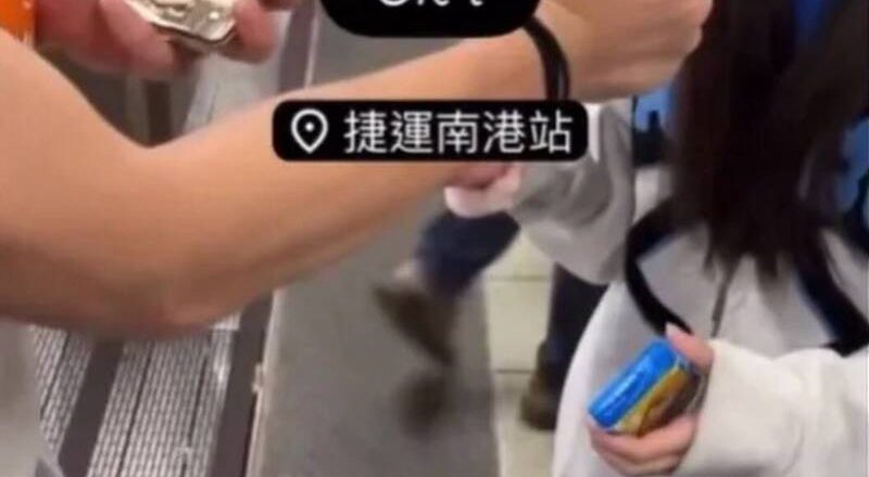 年輕男女捷運站吸煙自拍慘了 網諷「真的低能」