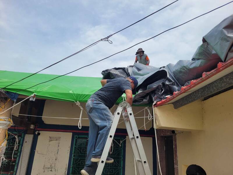 台南警方灾后动员义警遭批强迫,警局澄清仅调查意愿,是鼓励性质。(民众提供) 台南警方灾后动员义警遭批强迫,警局澄清仅调查意愿,是鼓励性质。(民众提供)