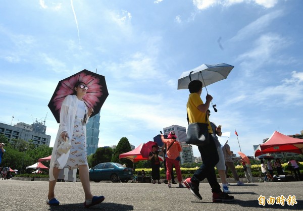 今天上午10时30分,台东大武测得摄氏36.4度高温,并有机率出现37度以上高温。(资料照,记者方宾照摄) 今天上午10时30分,台东大武测得摄氏36.4度高温,并有机率出现37度以上高温。(资料照,记者方宾照摄)