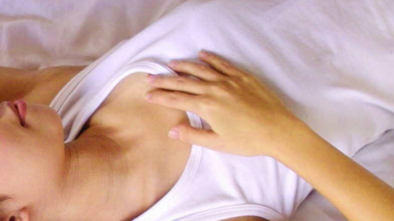 对少女骗色勒索、强制猥亵持拖把殴打 网路恶男被判8年10月