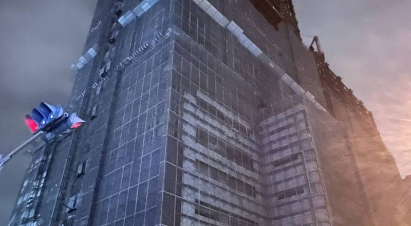 「竹北天坑」建案再出包！螺丝突自高空掉落砸破车顶