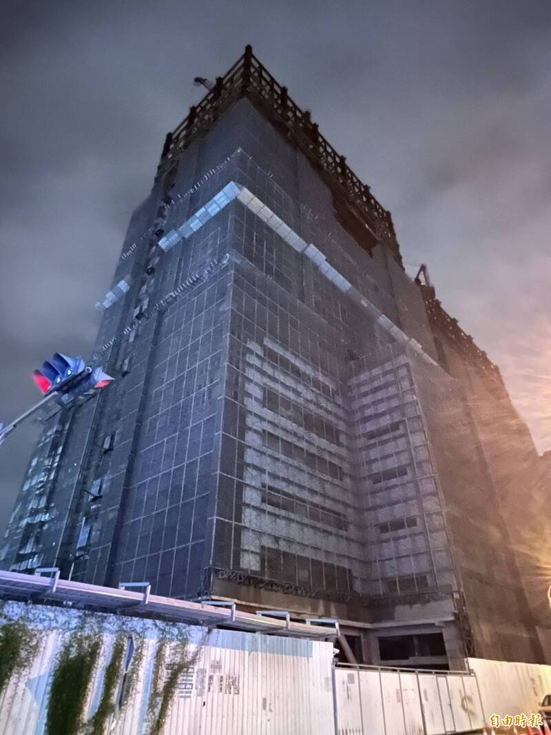 新竹县竹北市「丰采520」工地因高空施工掉落螺丝砸毁车辆，被罚1.8万，也被勒令暂停钢构螺丝作业，且限期改善作业现场。（记者黄美珠摄）