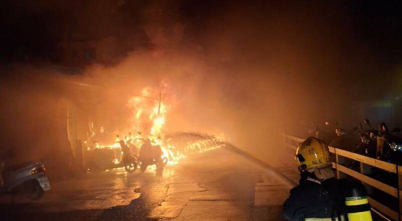 屏东小琉球码头火警 40辆电动机车付之一炬