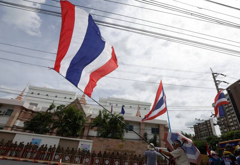 泰国外交部25日指出，原则上同意马来西亚提出的停火建议，但仍需以「当地实际情势」为准。图为泰国民众在柬埔寨驻曼谷大使馆外挥旗示威。（欧新社）