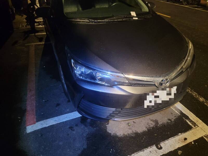 新北市海山警分局逮获石姓、黄姓监控车手，并查获犯案车辆。（记者吴仁捷翻摄）