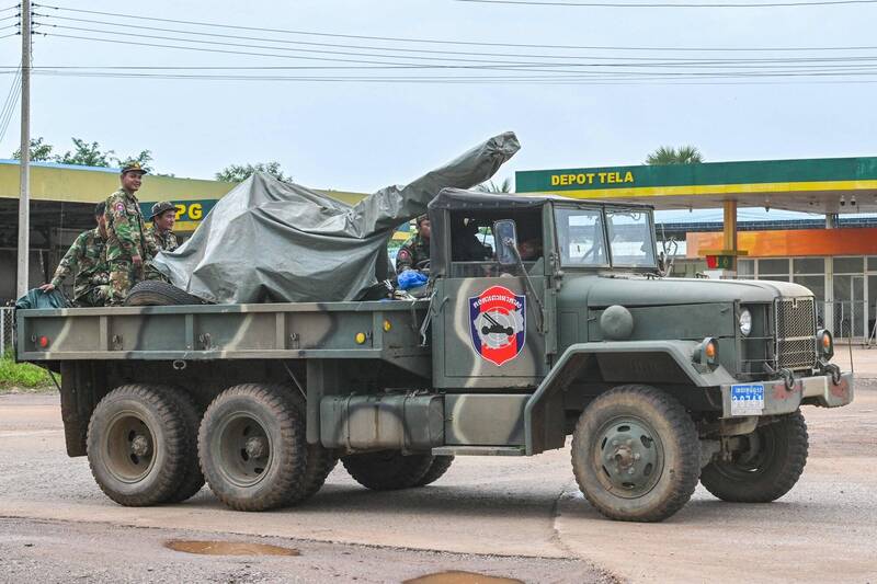 泰国与柬埔寨的冲突26日进入第3天，国际社会呼吁停火的压力日增。图为架有防空火砲的柬埔寨陆军卡车。（法新社）