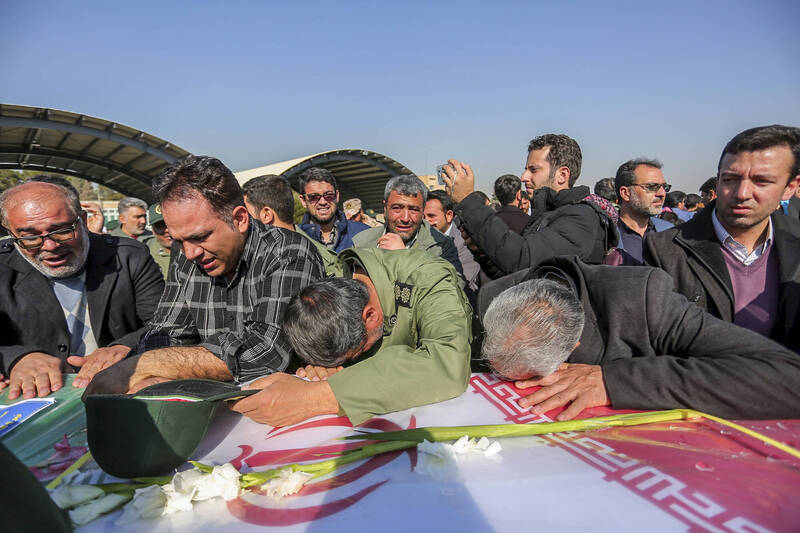 2019年2月14日，民众抚棺哭泣哀悼1名死于伊朗希斯坦－俾路支省汽车自杀炸弹攻击的伊朗革命卫队成员。该攻击犯案者据信是该省圣战组织「正义之军」。（美联社档案照）