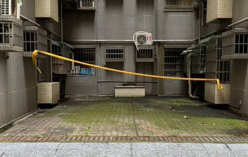男大生坠楼身亡，警方拉起封锁线采证。（民众提供）