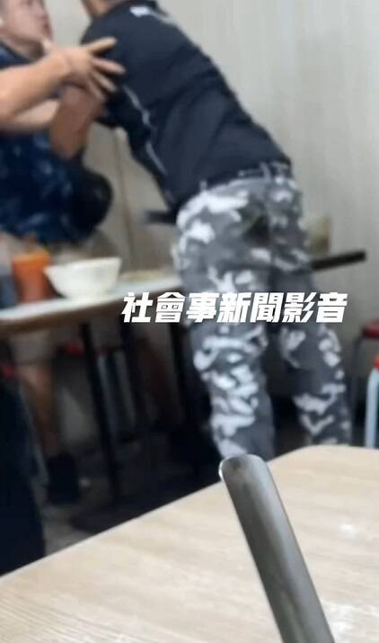 游姓男子跟朋友去吃面，却因座位问题跟另名男子起纠纷。（取自社会事新闻影音）