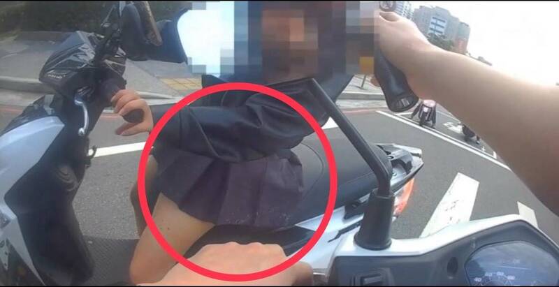 温女短裙沾有呕吐物痕迹,结果酒测值超标被送办。(警方提供) 温女短裙沾有呕吐物痕迹,结果酒测值超标被送办。(警方提供)