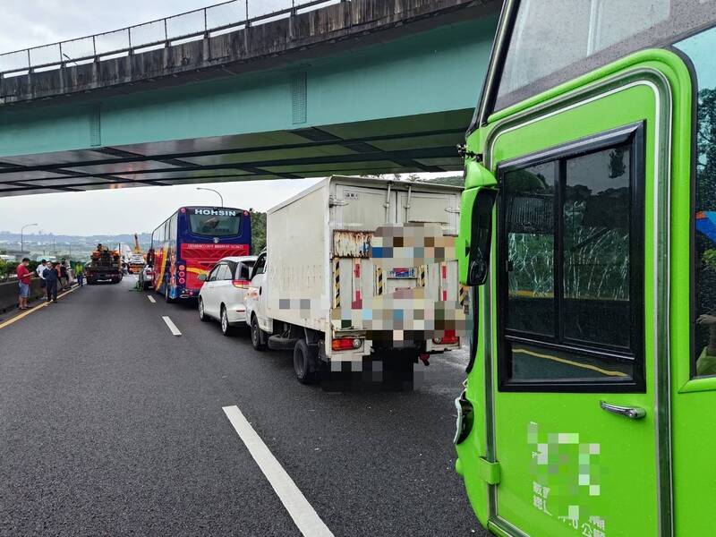 国道1号南向三义路段一连发生3起车祸，造成11辆大小车子擦撞受损。（民众提供）