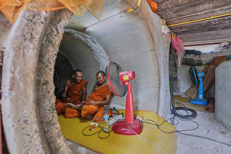 在过去几日的泰柬冲突中,泰国边境附近的佛寺僧侣坚持不撤离,以免当地人失去精神支柱。(美联社) 在过去几日的泰柬冲突中,泰国边境附近的佛寺僧侣坚持不撤离,以免当地人失去精神支柱。(美联社)
