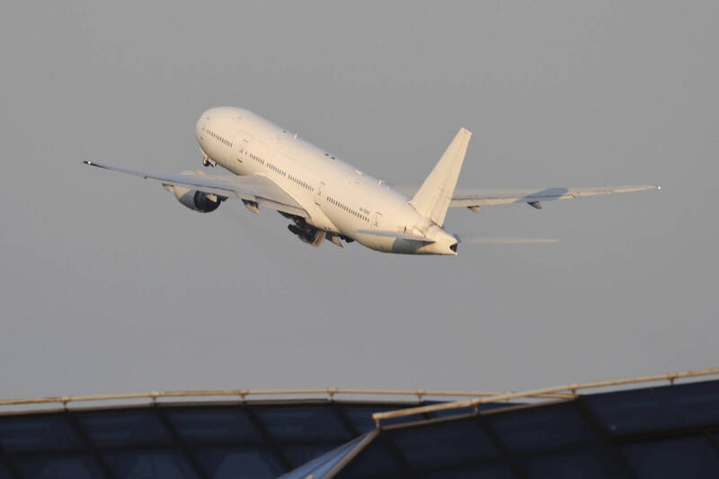 俄国北风航空波音777-200ER客机在28日上午降落平壤，为莫斯科到平壤自1990年代中期以来首度直航。（美联社）