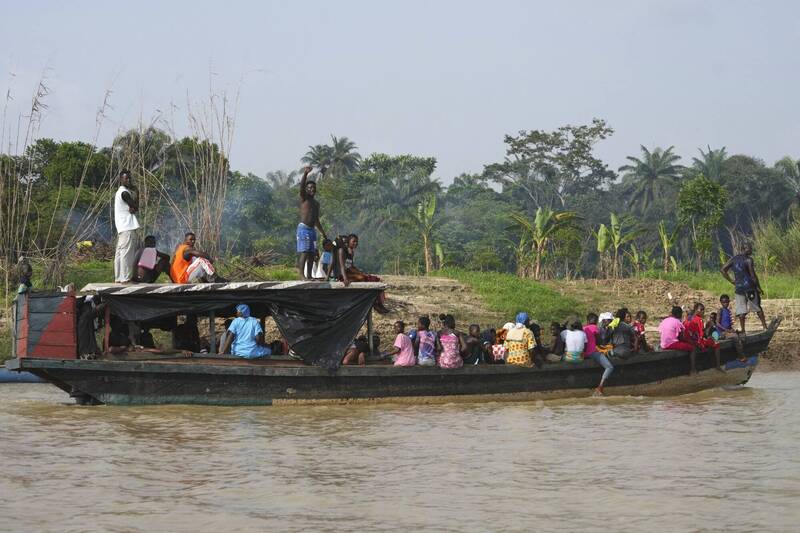 奈及利亚船只翻覆，造成13人死亡、数十人失踪。奈及利亚木船示意图。（美联社）
