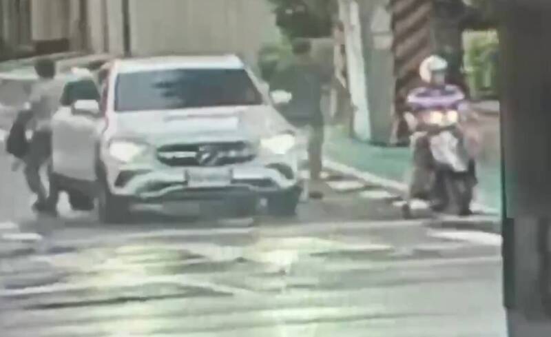 秦男疑似看见巡逻警方后，心虚与妻子下车交换座位。（记者陆运锋翻摄）