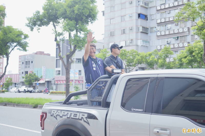 黄建宾挺过罢免,昨前往扫街感谢支持。(资料照) 黄建宾挺过罢免,昨前往扫街感谢支持。(资料照)