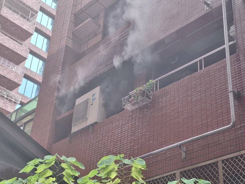 大楼冷气室外机冒出浓烟。(读者提供) 大楼冷气室外机冒出浓烟。(读者提供)