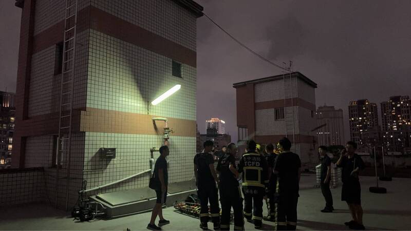 警方赶到顶楼水塔采证。（民众提供）