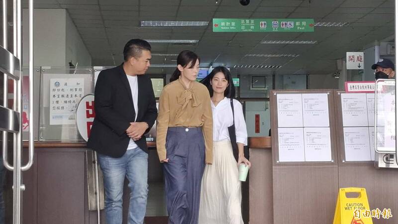 高等法院审理前立委高虹安（中）涉诈领助理费，将采「速审速结」，9月30日首度审理庭诘问证人林家兴后，当天即进行言词辩论并定宣判日。（记者杨国文摄）