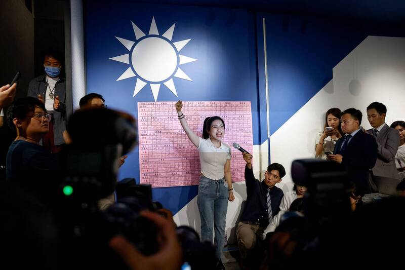 国民党立委徐巧芯在党部庆祝，象征亲中在野党成功挡下了这波公民团体的反扑。（路透）