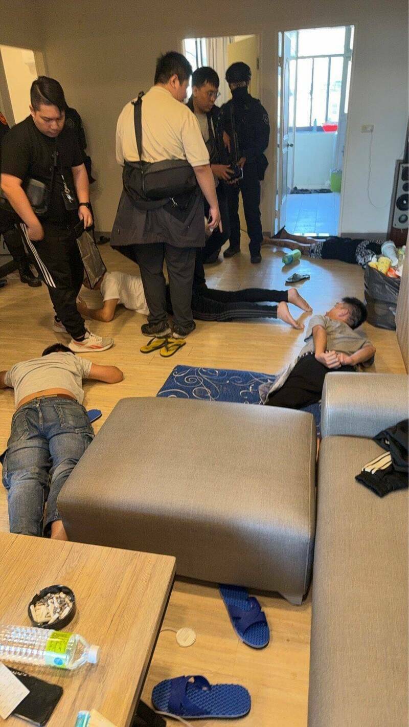 江姓外送员当车手，短短5分钟赚5000元，法院判刑1年4月并没收犯罪所得，他一场空且要坐牢，图为警方抓车手洗钱犯，与本案无关。（记者张瑞桢翻摄）