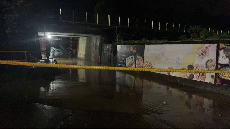 宜兰头城75岁游姓妇人出外捡蜗牛彻夜未归，今天被发现陈尸海滩，图为昨晚淹水地点拉起封锁线画面。（图由警方提供）