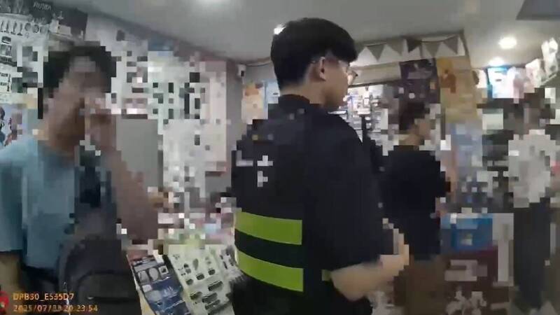 警方到场后，店家才拿出另外一个签盒。（记者王冠仁翻摄）