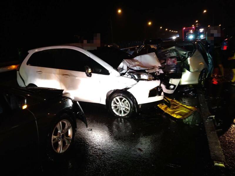 雨天行驶国道,警方提醒民众务必谨慎小心。图为7月27日国道1号铜锣段9车连环撞画面。(民众提供) 雨天行驶国道,警方提醒民众务必谨慎小心。图为7月27日国道1号铜锣段9车连环撞画面。(民众提供)