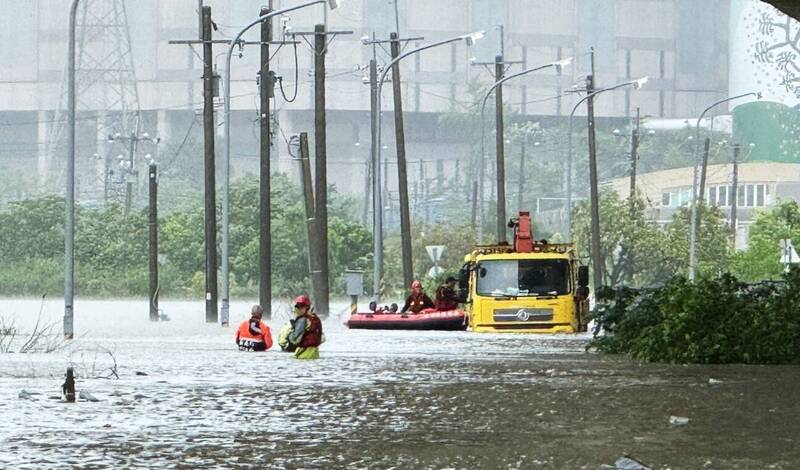 台电工程车淹水受困，救援人员前往救出5名员工。（嘉义县消防局提供）