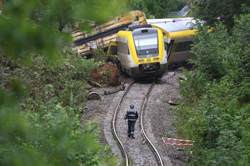 德国西南部1列区域列车在林地出轨,至少造成3人丧生。(法新社) 德国西南部1列区域列车在林地出轨,至少造成3人丧生。(法新社)