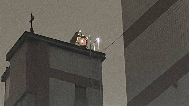 警消在水塔内发现死者，以吊挂方式拉起。（民众提供）