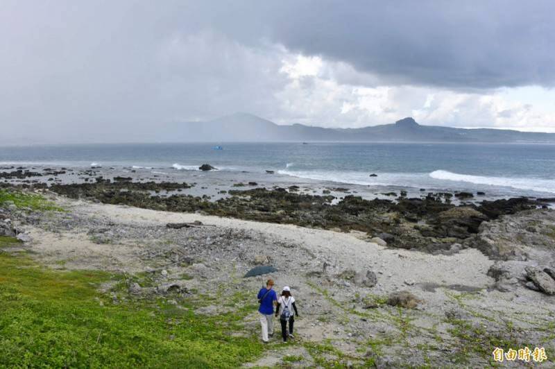 日媒报导,日本厚生劳动省预定9月将派人到台湾,对二战期间在台湾南部海域沉没的日军遗骸埋葬地进行开挖调查。图为据传埋葬日军遗骨的后壁湖当地海边。(资料照)
日媒报导,日本厚生劳动省预定9月将派人到台湾,对二战期间在台湾南部海域沉没的日军遗骸埋葬地进行开挖调查。图为据传埋葬日军遗骨的后壁湖当地海边。(资料照)