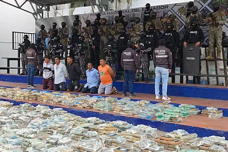 厄瓜多沿海地区27日发生2起武装攻击，贩毒集团正在争取沿海地区控制权。图为厄瓜多警方缴获毒品。（法新社）