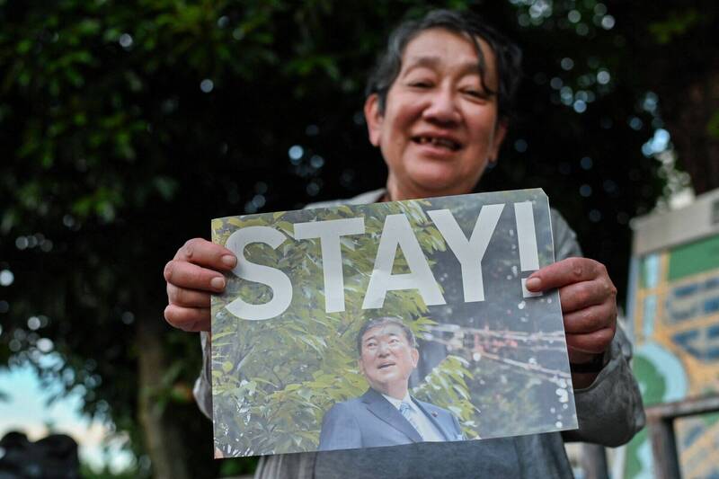 数百名民众25日聚集在日本首相官邸前,表达支持石破茂续任首相的心愿。(法新社) 数百名民众25日聚集在日本首相官邸前,表达支持石破茂续任首相的心愿。(法新社)