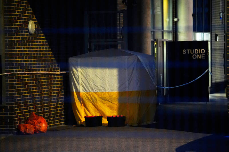 英国伦敦发生4人被刺伤事件。图为伦敦南华克区长巷现场设有警方法医帐篷。(美联社) 英国伦敦发生4人被刺伤事件。图为伦敦南华克区长巷现场设有警方法医帐篷。(美联社)