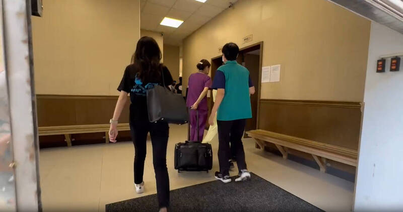 法医、检察官准备对新庄箱尸进行相验。（记者徐圣伦翻摄）