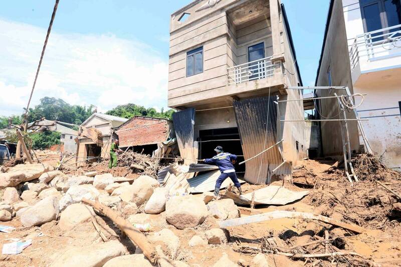 越南山罗省26日发生山洪暴发。图为事后景象。(法新社) 越南山罗省26日发生山洪暴发。图为事后景象。(法新社)