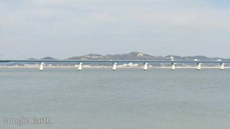 日本冈山县仓敷市发生1起坠海事件,1名27岁男子凌晨外出到桥上散步,期间他为了捡掉落的手机,不慎失足落海,并随波漂流至濑户内海。(图撷取自@livedoornews 社群平台「X」) 日本冈山县仓敷市发生1起坠海事件,1名27岁男子凌晨外出到桥上散步,期间他为了捡掉落的手机,不慎失足落海,并随波漂流至濑户内海。(图撷取自@livedoornews 社群平台「X」)