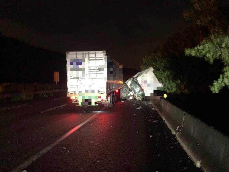 国道一号苗栗头屋北向路段，今（29）日凌晨4点多发生联结车追撞联结车车祸，造成2人受伤送医。（图由警方提供）