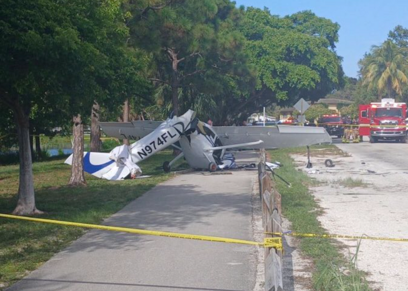 美国佛州小型飞机擦撞汽车顶部后坠地，造成7人受伤送医。（图撷自@am_tefara「X」帐号）