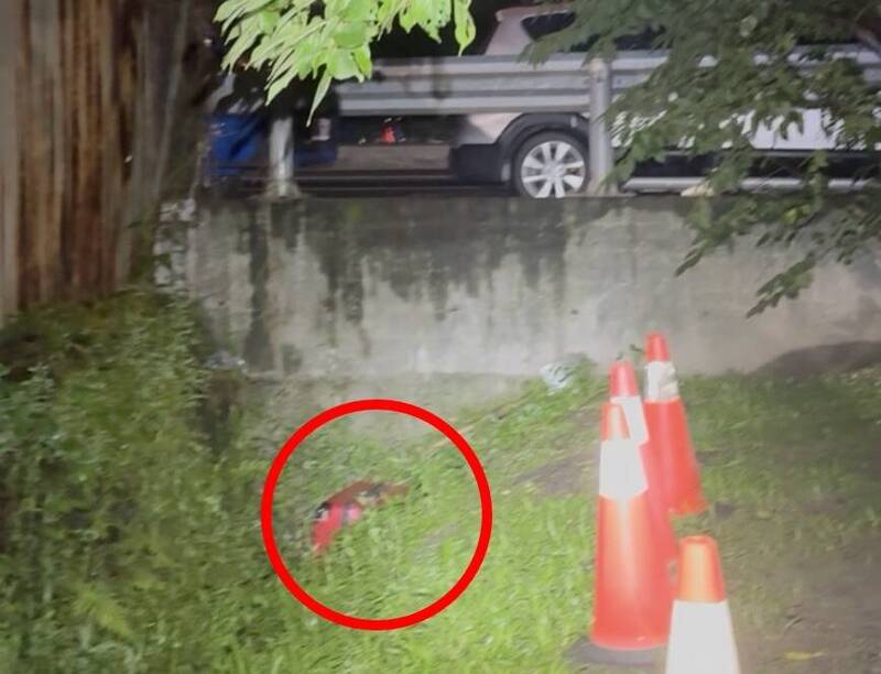 红色行李箱疑似被移过位置。(记者徐圣伦翻摄) 红色行李箱疑似被移过位置。(记者徐圣伦翻摄)