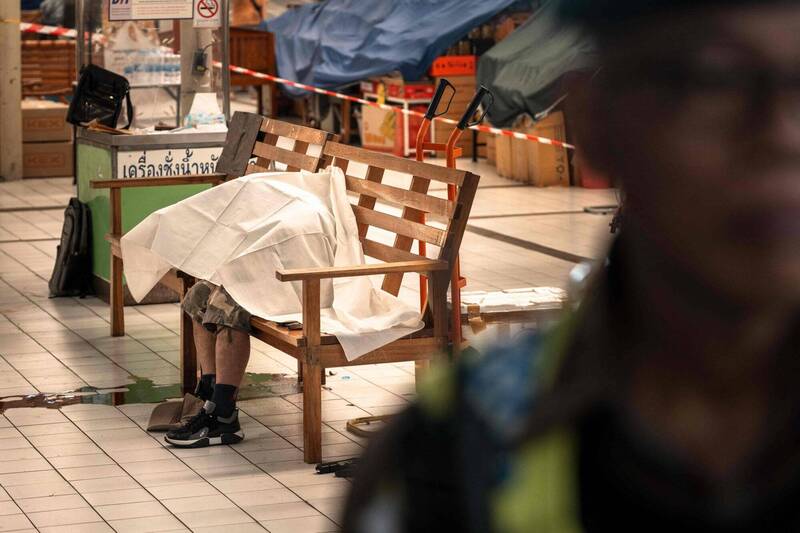 泰国61岁男子在安多哥生鲜市场枪杀多人后,在市场内的长椅上自轰。(法新社) 泰国61岁男子在安多哥生鲜市场枪杀多人后,在市场内的长椅上自轰。(法新社)